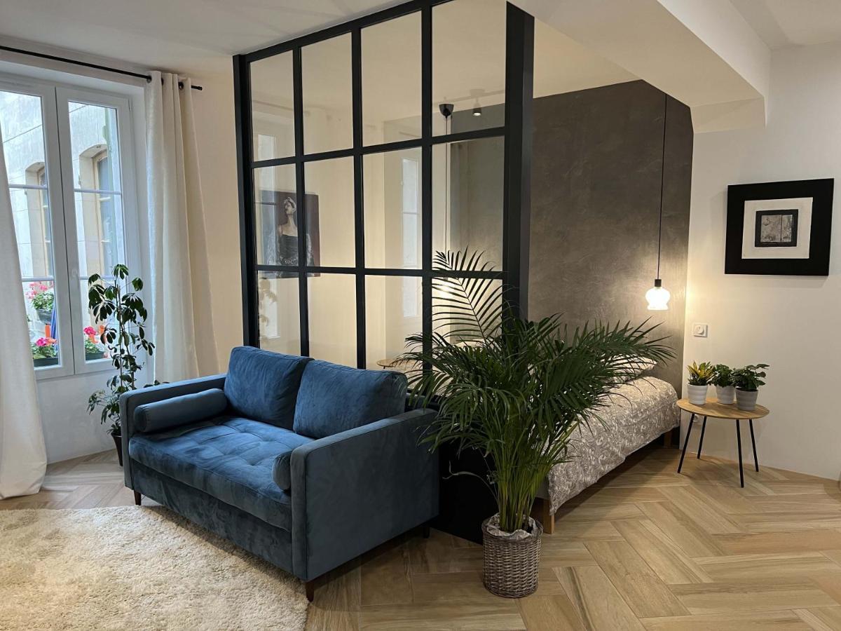 Bel Appartement Au Centre Du Vieux Joigny Exterior foto